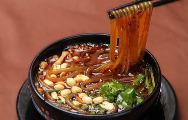 成都小吃肥腸粉搭配“鍋盔”，一個(gè)鍋盔3兩肉！