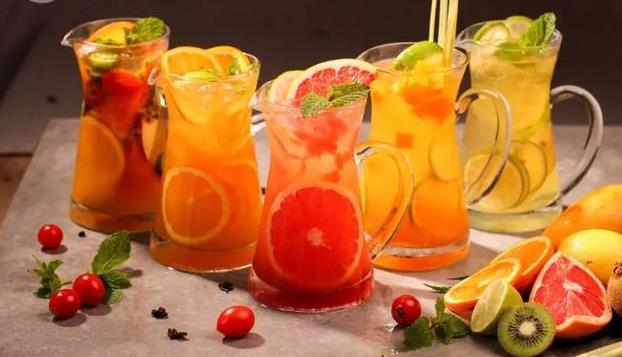 早期的水果茶大致的發展階段可以概括為:果味粉沖調、果醬加純茶底、果汁加純茶底、果醬加茶和少量鮮果。如今的水果茶是將某些水果或瓜果與茶一起制成飲品。水果的色彩鮮艷、味道清香、口感酸甜。這是消費者對健康、天然產品注重而引發的結果。畢竟,健康、時尚、潮流才是我們喝水果茶的理由哇 早期的水果茶大致的發展階段可以概括為:果味粉沖調、果醬加純茶底、果汁加純茶底、果醬加茶和少量鮮果。如今的水果茶是將某些水果或瓜果與茶一起制成飲品。水果的色彩鮮艷、味道清香、口感酸甜。這是消費者對健康、天然產品注重而引發的結果。畢竟,健康、時尚、潮流才是我們喝水果茶的理由哇