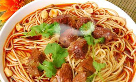 成都美食小吃擔擔面，鹵汁酥香，咸鮮微辣