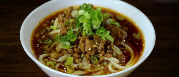 成都美食小吃擔擔面，鹵汁酥香，咸鮮微辣