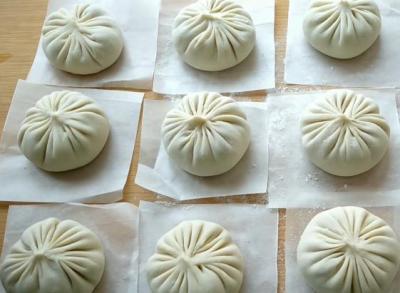 灌湯包的家常做法，皮薄勁道，湯汁豐盈，咬一口滿嘴留香