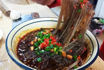 小吃酸辣粉培訓哪家好？蜀味緣讓學員自主創業自立門戶