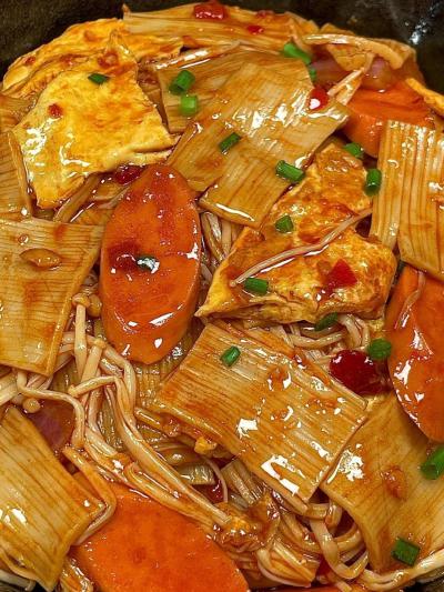 鐵板炒冷面技術(shù)培訓(xùn)哪里好？蜀味緣專業(yè)教學(xué)，助您輕松創(chuàng)業(yè)！